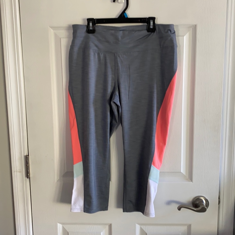 Workout capris with back zip size L